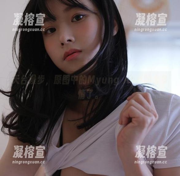 天台漫步，原图中的Myung Ah真的太多情了。